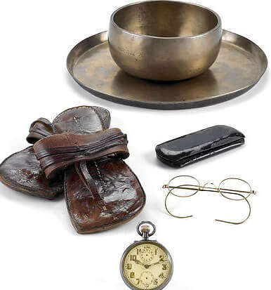 Alguns pertences de Gandhi (Foto por Antiquorum)